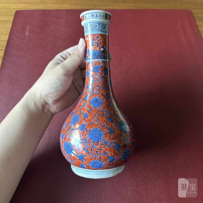 明嘉靖 矾红地青花缠枝莲纹长颈瓶 - 图4